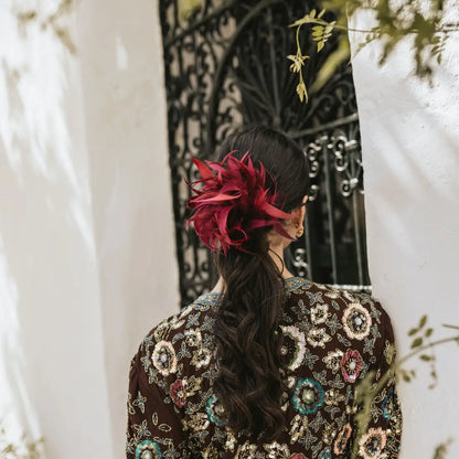 Broche / Tocado Flor Plumas Burdeos