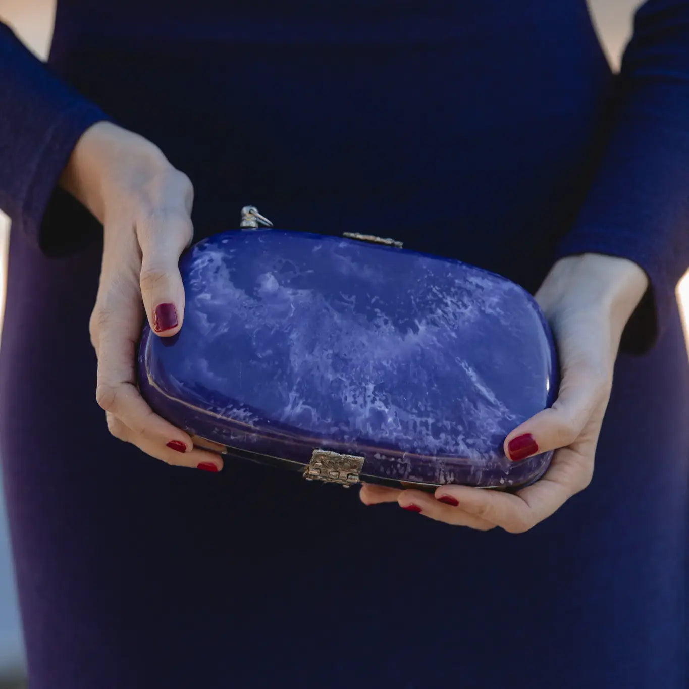 Clutch Ovalado Aguas Plata Morado (con imperfecciones)