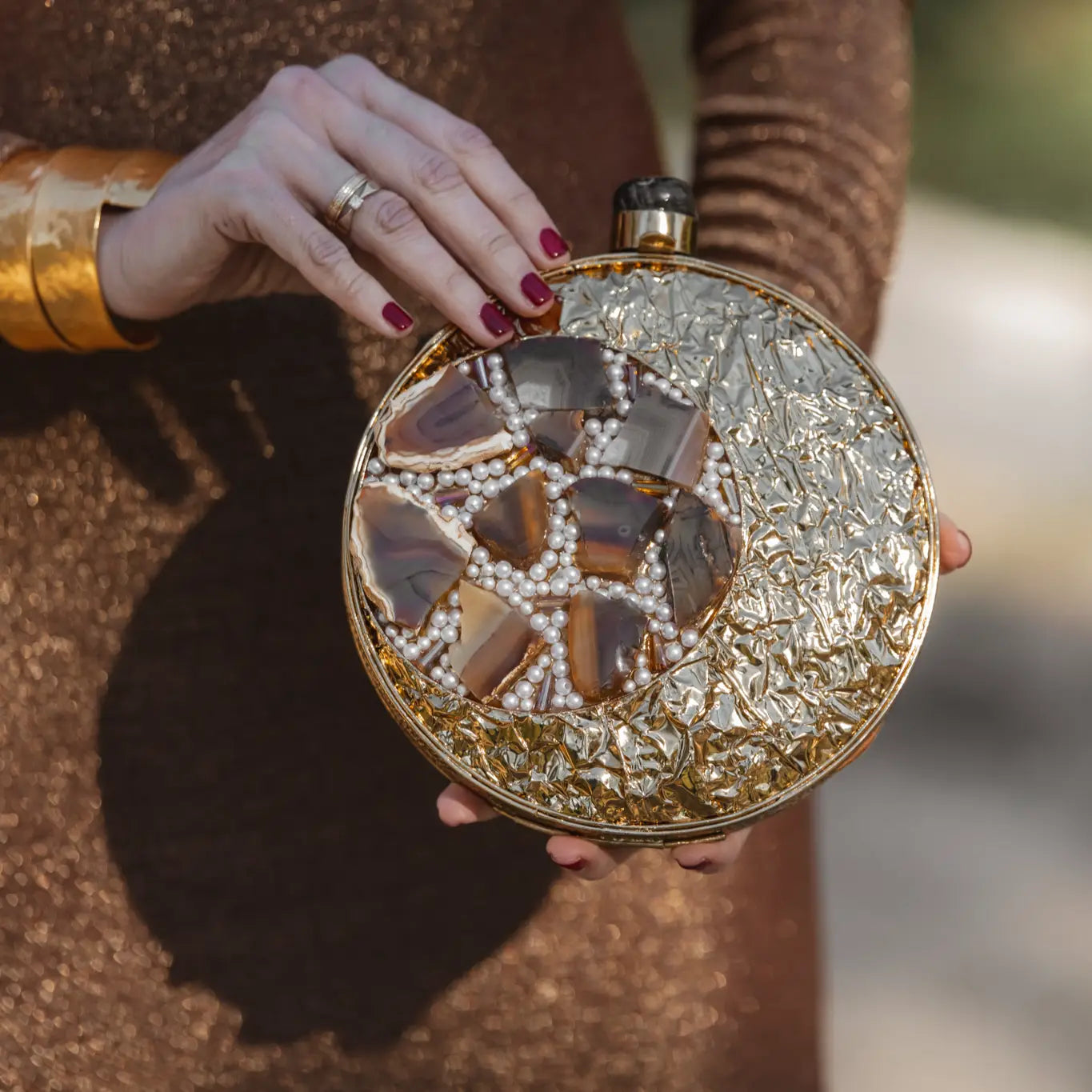 Clutch Deluxe Circular Manipur Piedras Marrón y perlas