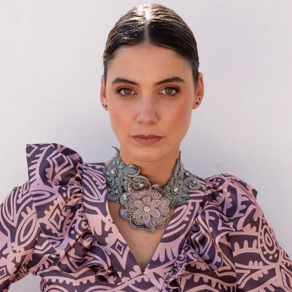 Collar Bordado Florisel Gris