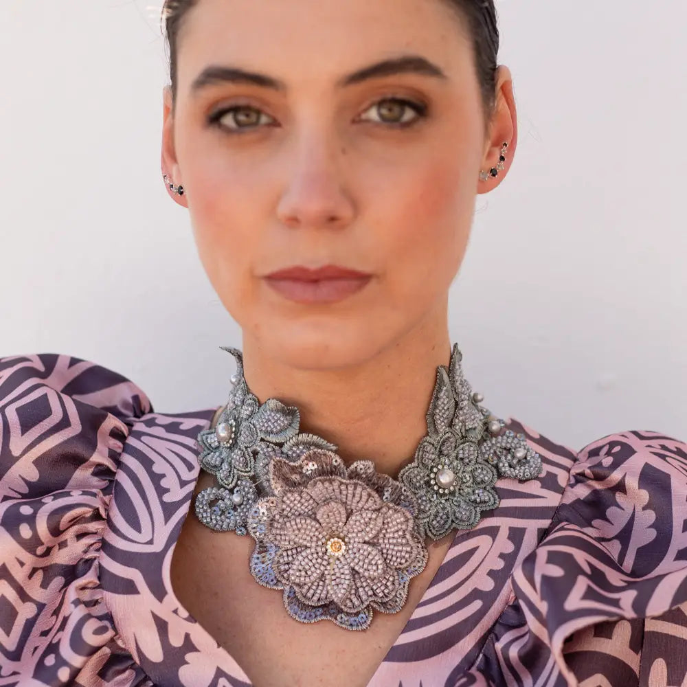 Collar Bordado Florisel Gris