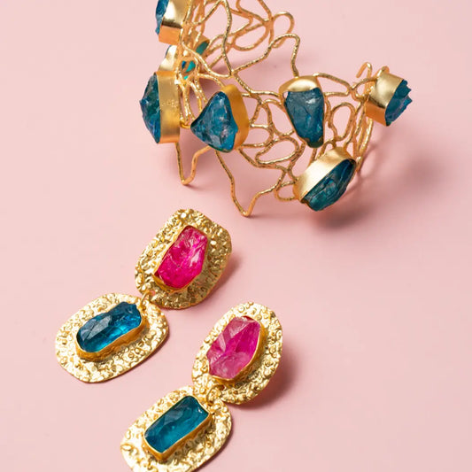 Conjunto Pendientes Elenis Ed. Limitada Rough Fucsia y Azul Turquesa + Brazalete Úrsula Ed. Limitada Rough Azul Turquesa