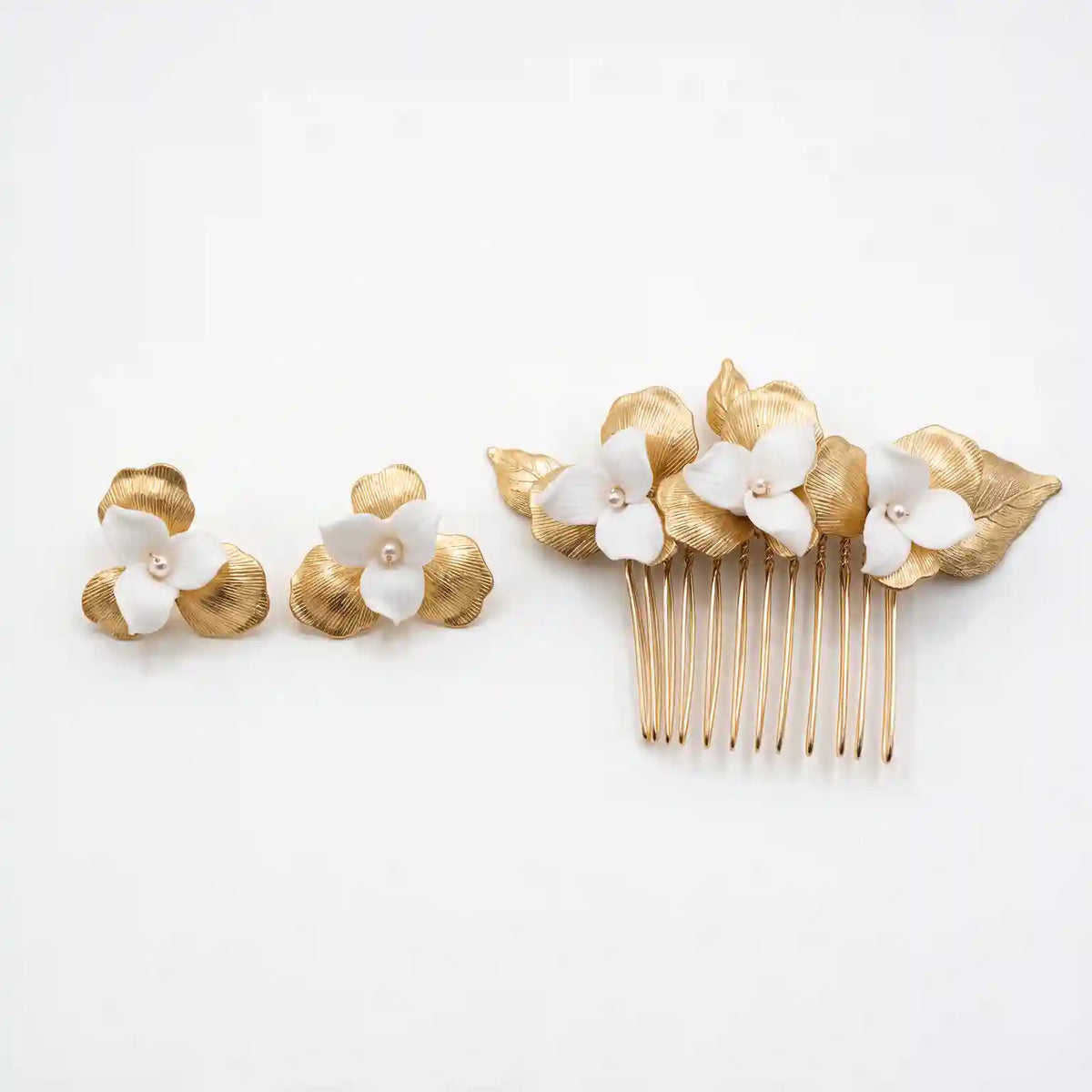 Pack Pendientes Anebis y Peinecillo Anuba Flores Doradas y Blancas