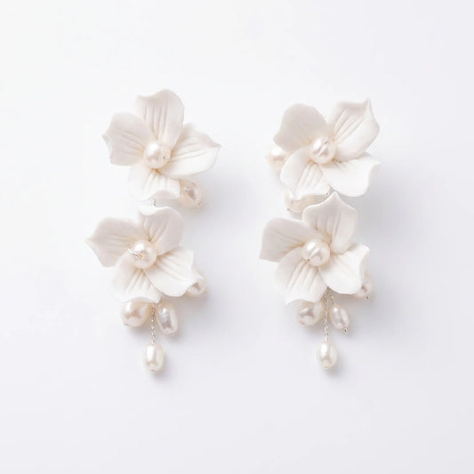 Pendientes Cerámica Almina Plata Flores Blanco Perlas