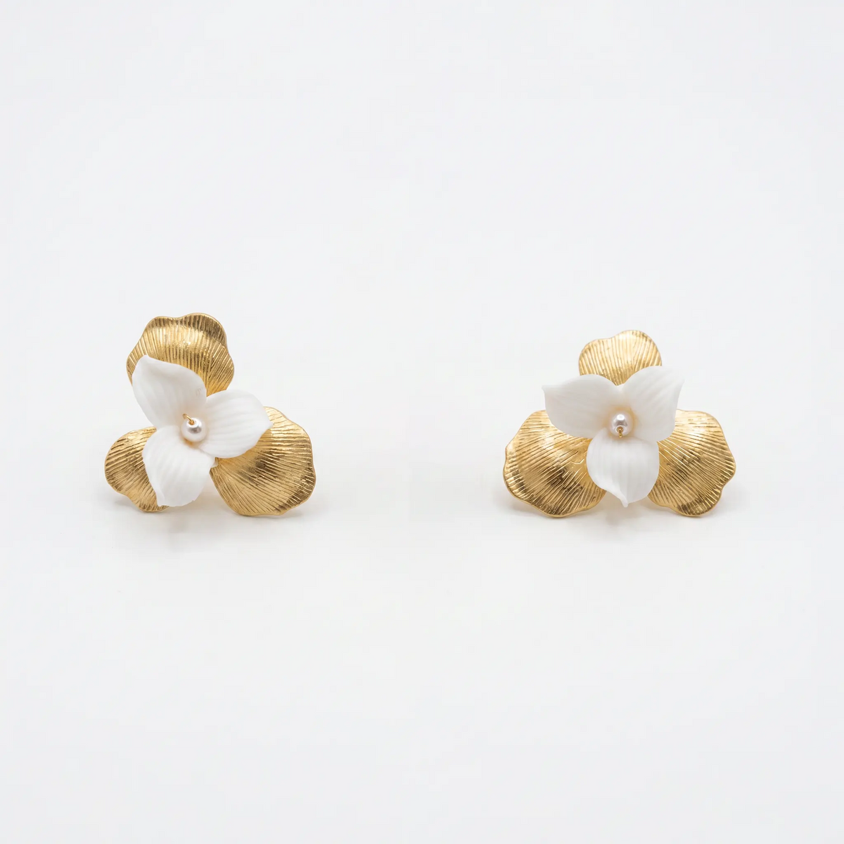 Pendientes Cerámica Anebis Flor Dorada y Blanca