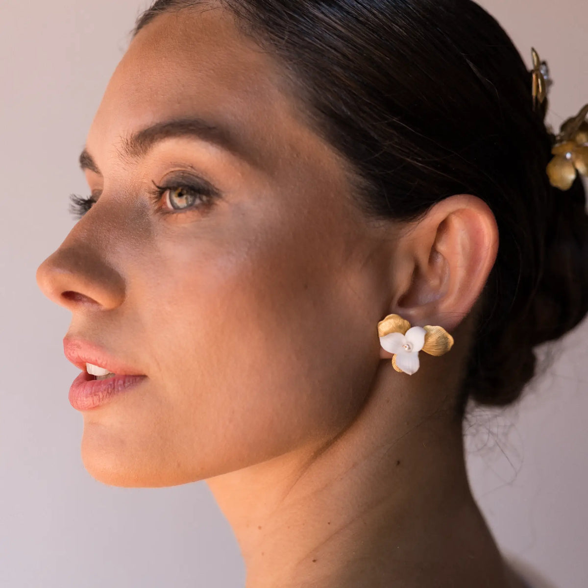 Pendientes Cerámica Anebis Flor Dorada y Blanca