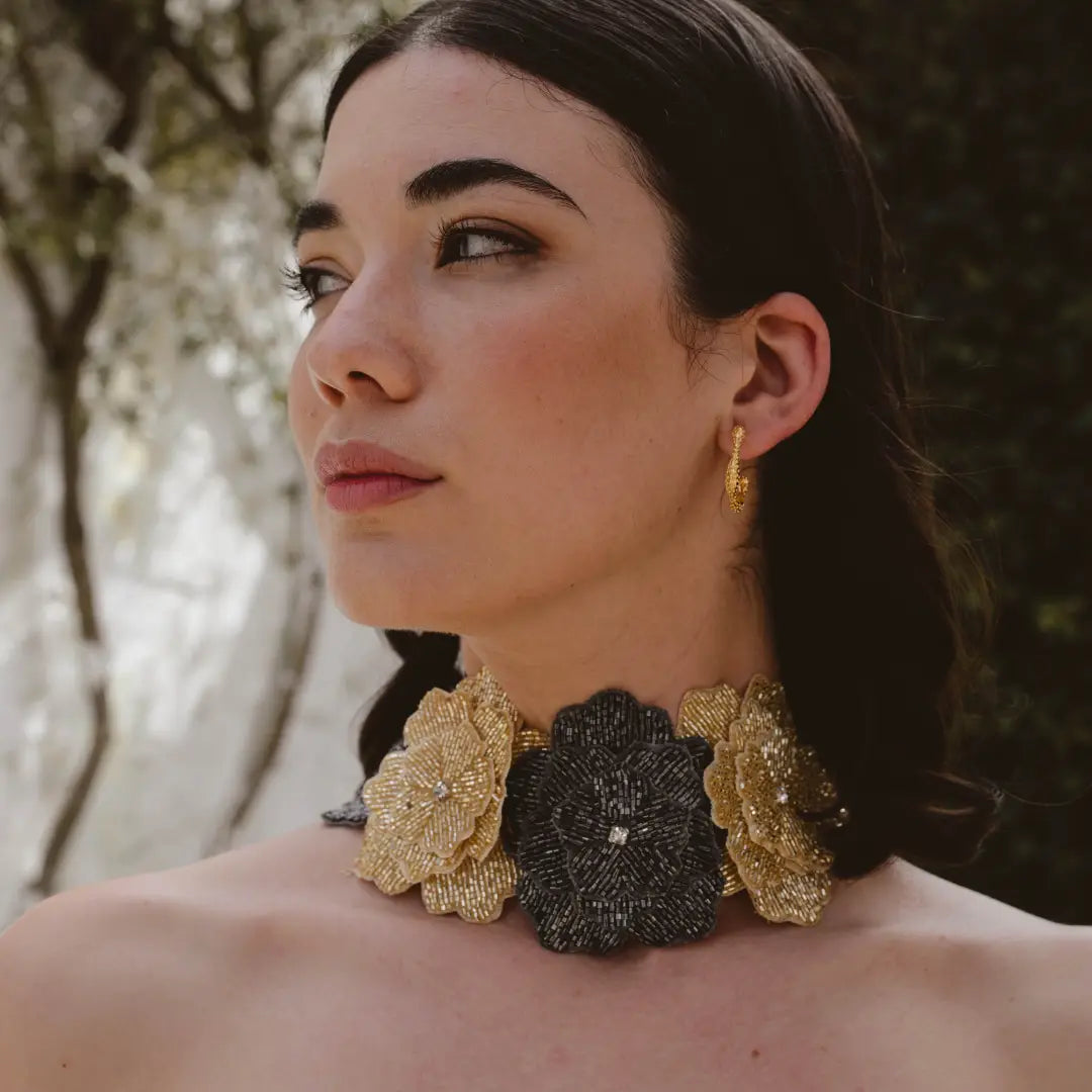 Collar Bordado Nocturnia Dorado y Gris