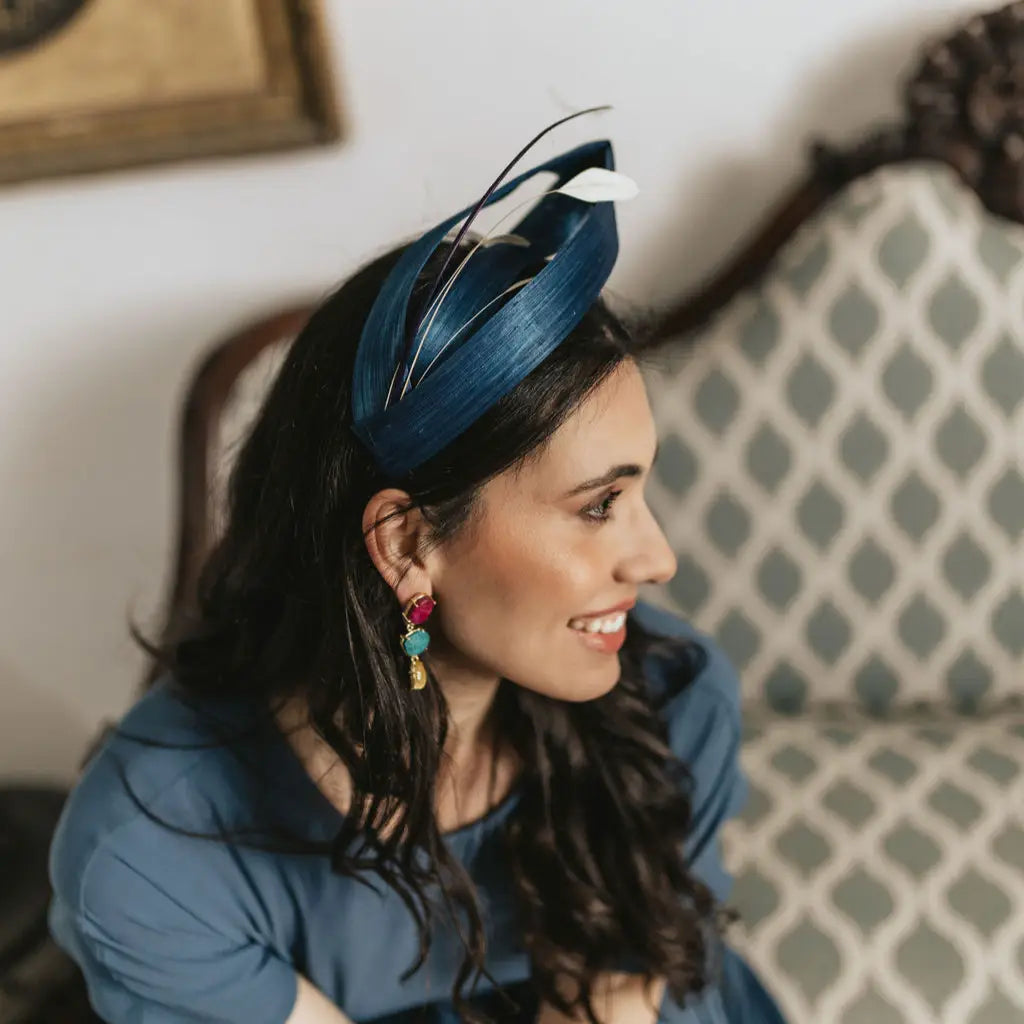 Tocado Diadema Norea Pluma Azul Pavo y Blanco