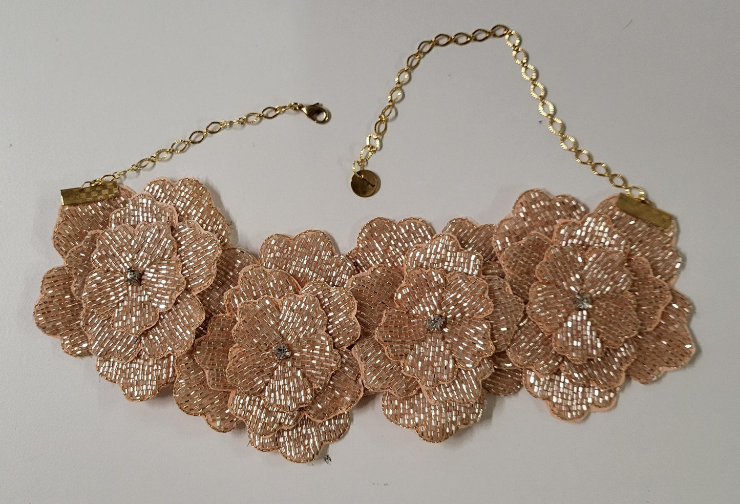 Collar Bordado Nocturnia Rosa