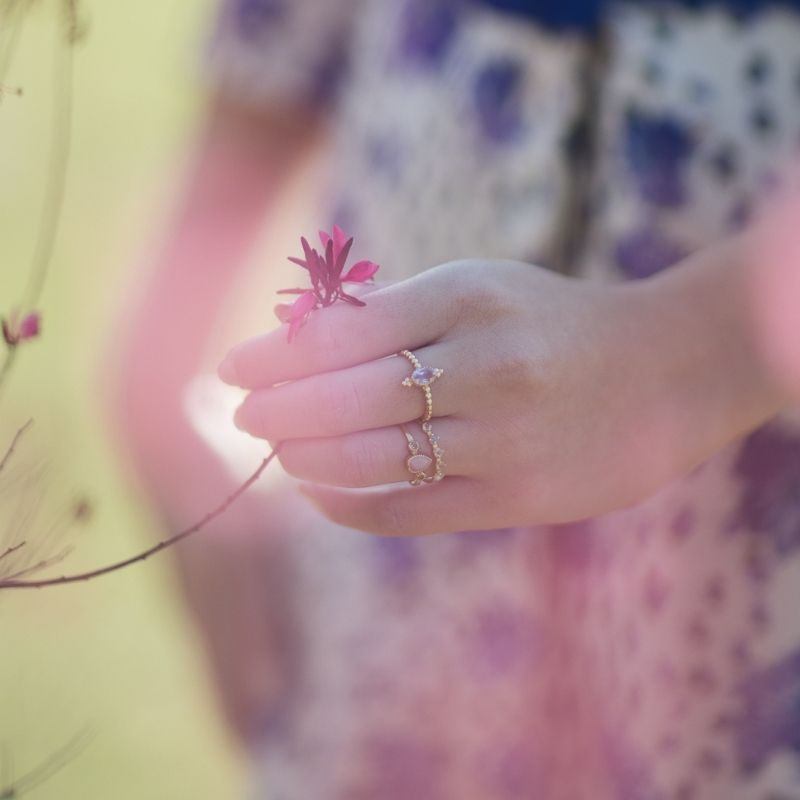 anillo-collins-morado-emily-y-larsson-rosa-attrium-magical-1-1.jpg