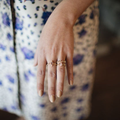 anillo-collins-morado-emily-y-larsson-rosa-attrium-magical-2-1.jpg