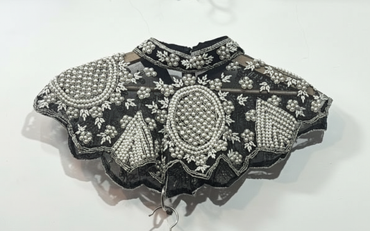 Cuello Joya Tudor Negro y Perlas