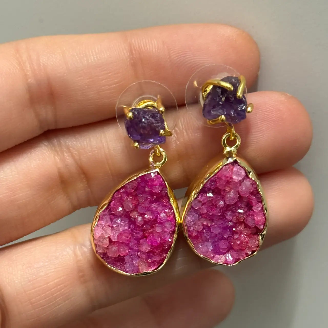 Pendientes Rubor Rough Morado y Drusa Fucsia