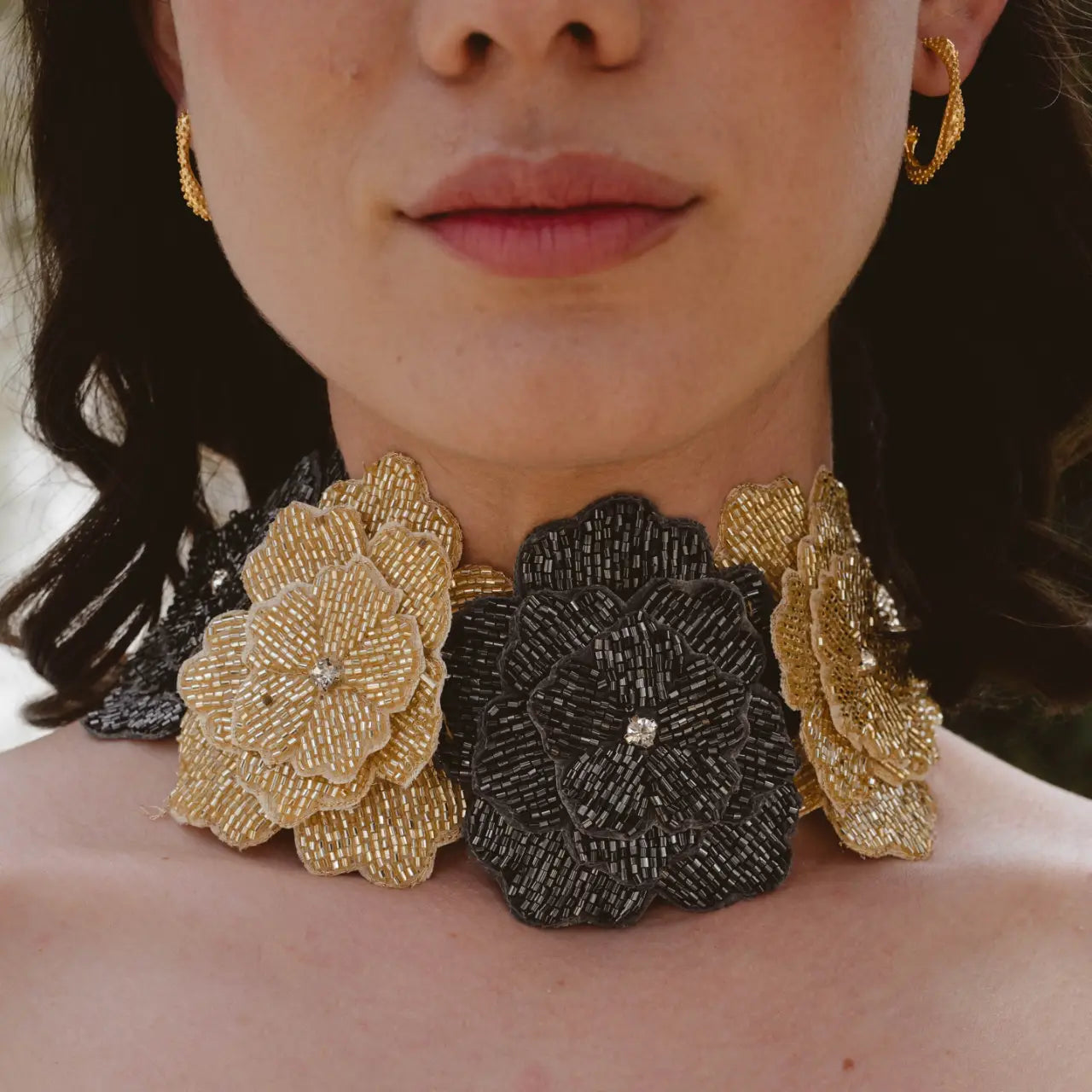 Collar Bordado Nocturnia Dorado y Gris