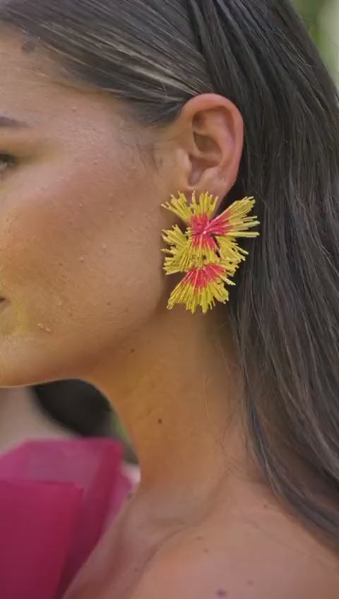 Modelo con pendientes dorados de la colección Sabana de ACUS Complementos, vídeo corto